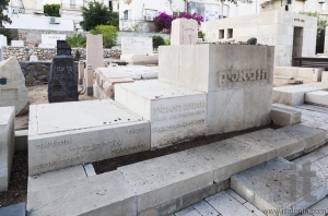 Bialik and his family's graves in Trumpeldor Cemetery. Tem Aviv,