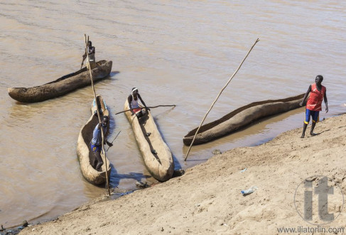 Traditional dassanech boats on the Omo river. Omorato, Ethiopia