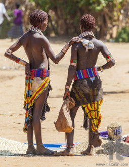 Hamar women sellers at village market.