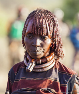 Portrait of mature Hamar woman at bull jumping ceremony.
