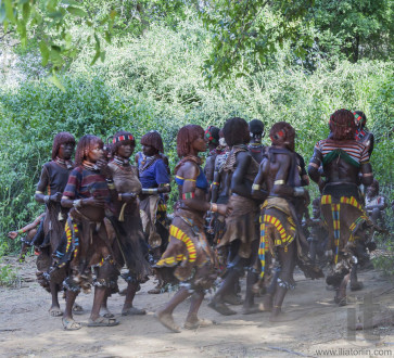 Women dance at bull jumping ceremony.