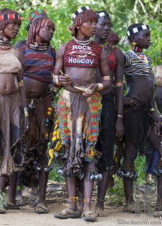 Women get ready for dancing at bull jumping ceremony.