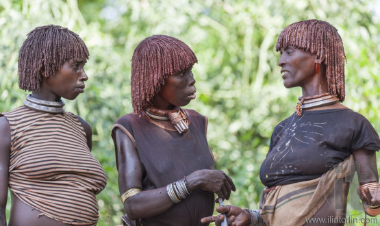 Women get ready for dancing at bull jumping ceremony.