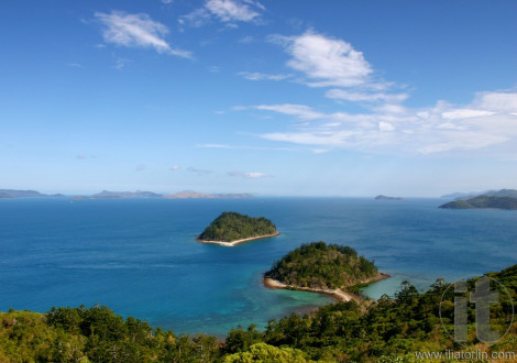 Australia, Whitsundays. South Molle Island. View towards Hamilton Island.