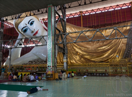 Reclining budda in Chaukhtatgyi Paya. Yangon. Myanmar.