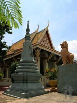 Lion and stupa in from of Wat (Temple) Phnom, Phnom Penh. Cambodia