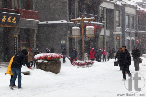 The biggest snowstorms in 60 years. Qianmen Dajie. Beijing, China.