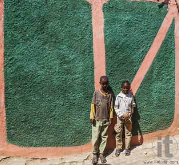 HARAR, ETHIOPIA - DECEMBER 24, 2013: Unidentified children posin