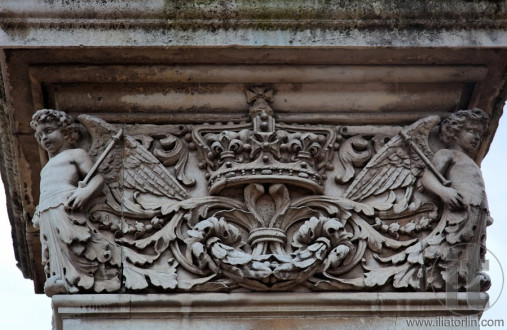 Stone carvings. Detail. Buckingham palace. London.UK.
